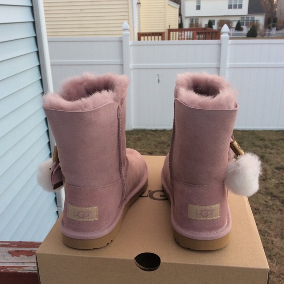 UGG IRINA STAR CHARM - Picture 3 of 8